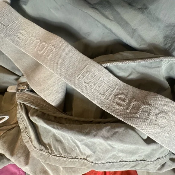 Lululemon EVERGREEN ANORAK size 6/ *Price to Reflect Condition* - Picture 9 of 12